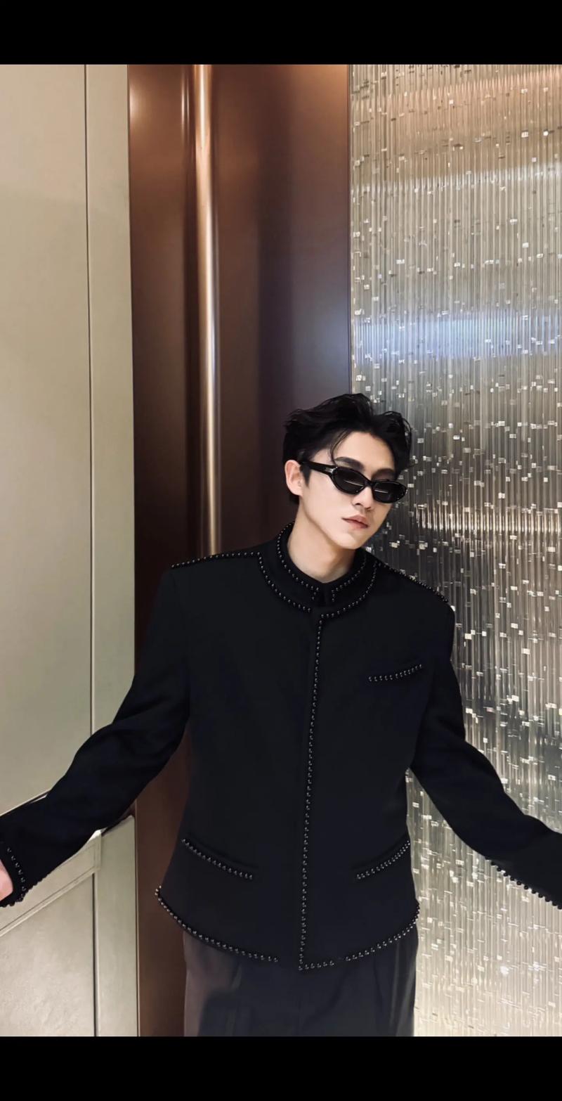 黑珍珠怎么搭配衣服