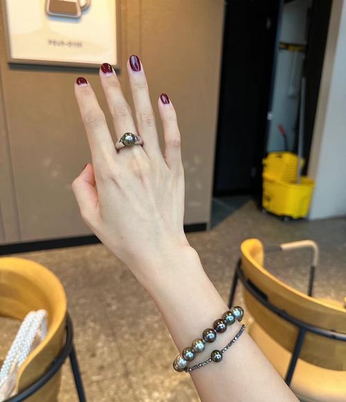 黑珍珠怎么搭配衣服