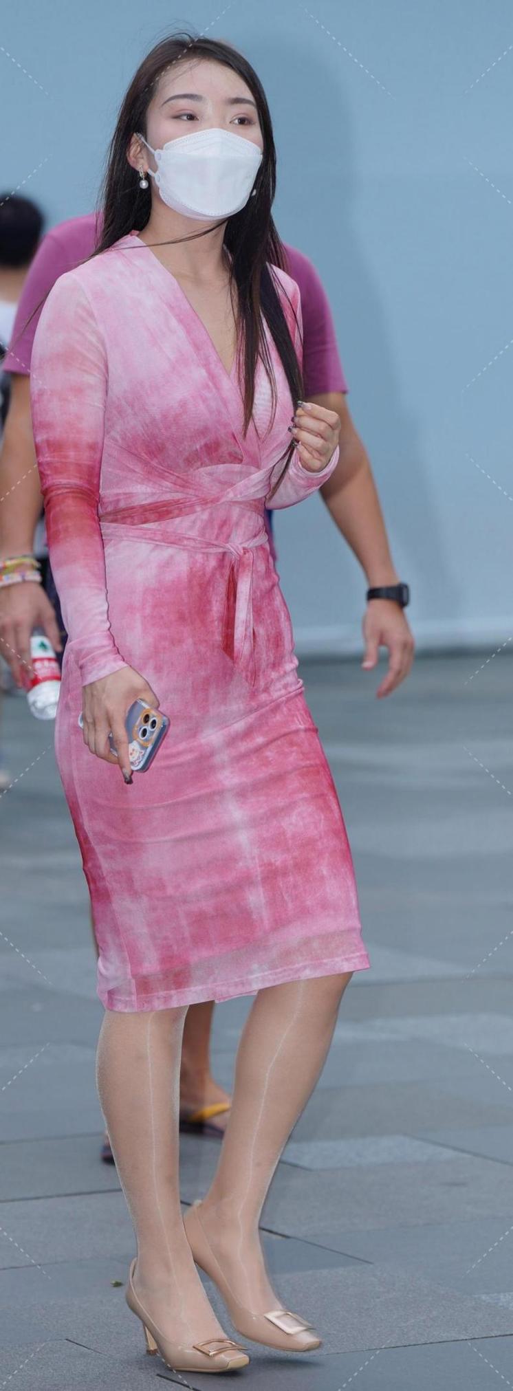 粉色鞋子搭配什么衣服