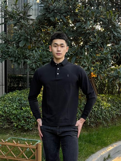 黑色长polo衫怎么搭配
