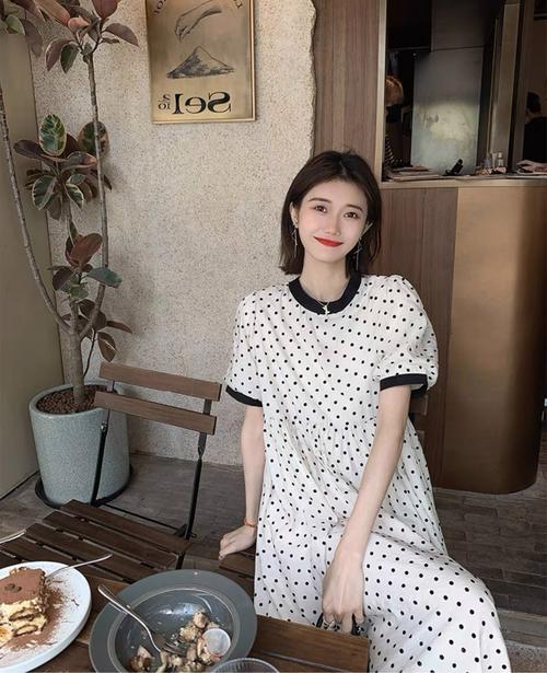 黑白圆点裙子怎么搭配