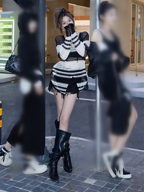 黑白条毛衣怎么搭配