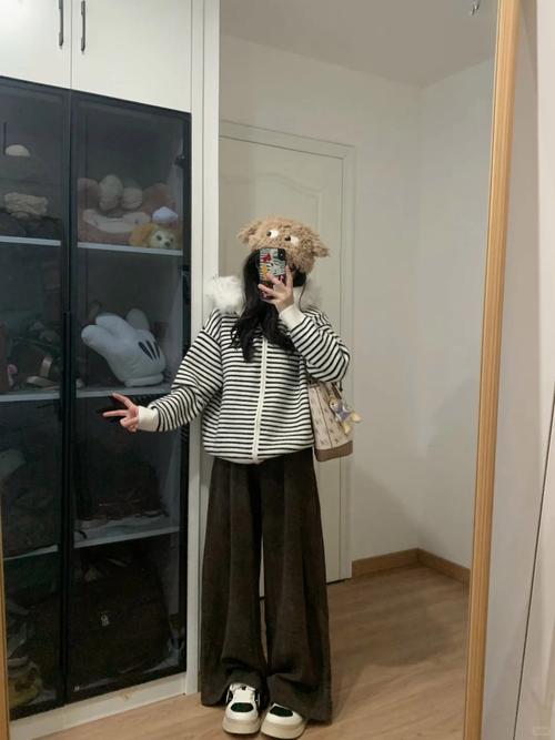 黑白毛衣外套怎么搭配