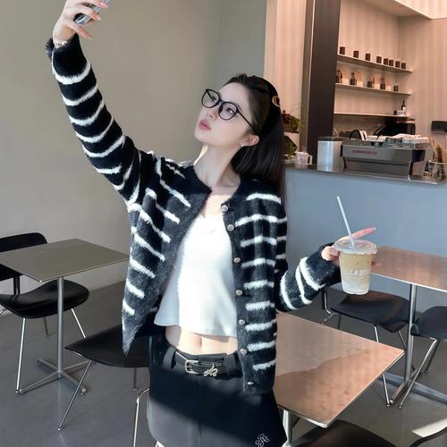 黑白毛衣外套怎么搭配