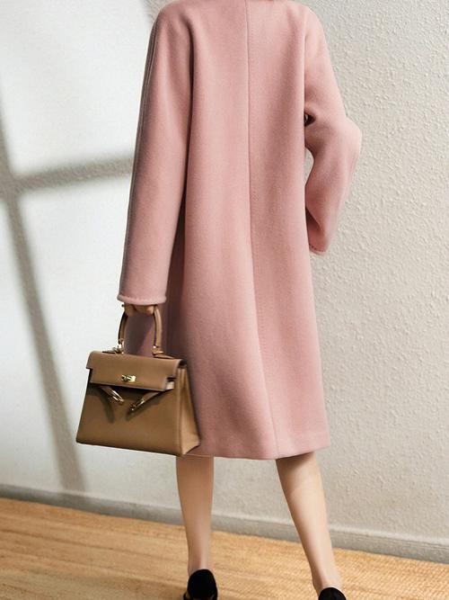 粉色羊绒披肩怎么搭配图片