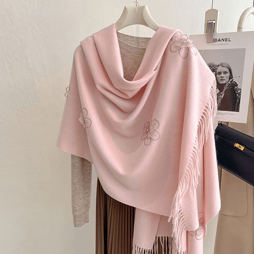 粉色羊绒披肩怎么搭配图片