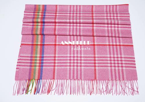 粉色羊绒披肩怎么搭配