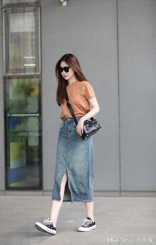 长牛仔裙搭配什么上衣