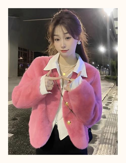 粉色毛线外套怎么搭配