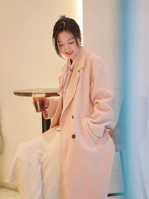 粉色蕾丝风衣怎么搭配图片