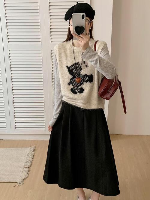 短款毛线背心怎么搭配