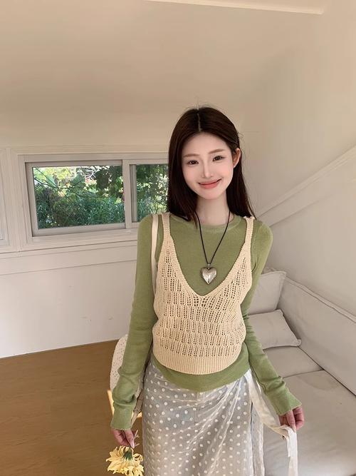 短款毛背心怎么搭配