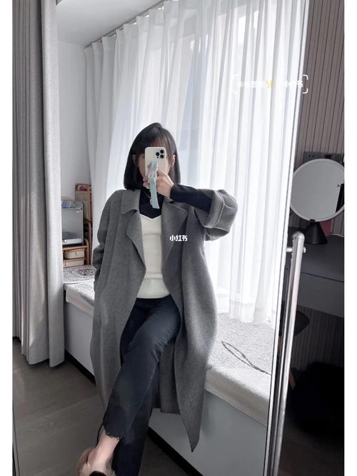 长款灰色大衣怎么搭配