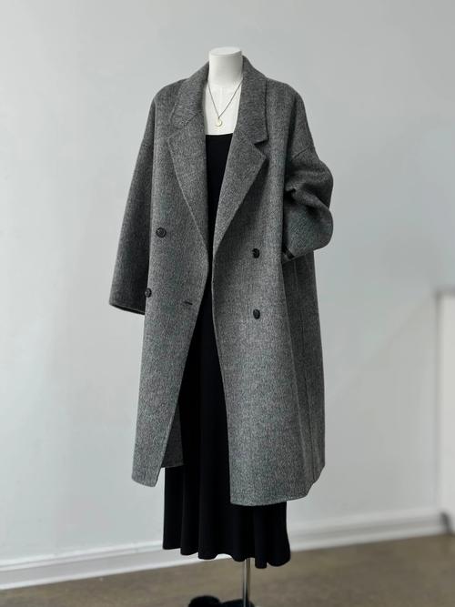 长款灰色大衣怎么搭配