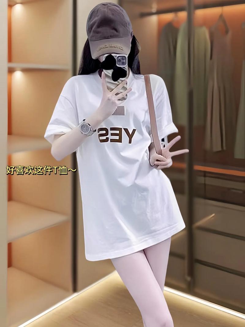 长版t恤衫怎么搭配网袜