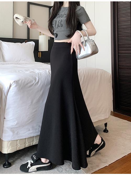 包臀黑色长裙怎么搭配上衣