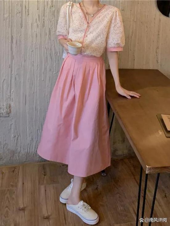 半截粉色长裙怎么搭配