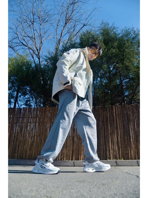 白休闲鞋怎么搭配