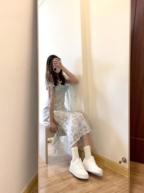 白休闲鞋怎么搭配