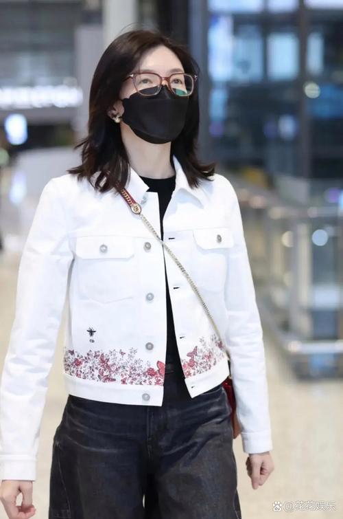 白色短款牛仔外套怎么搭配图片