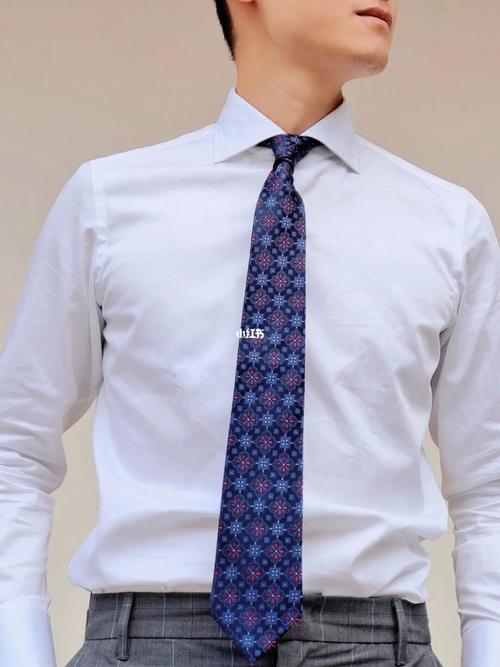 白衬衫打领带怎么搭配