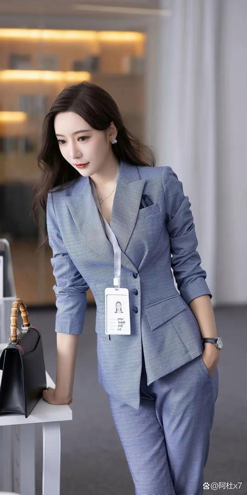 白衬衫打领带怎么搭配