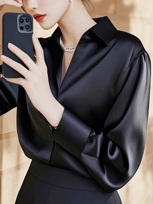 暗色的衬衫怎么搭配