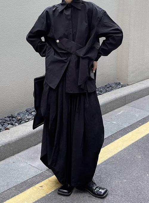 暗色的衬衫怎么搭配