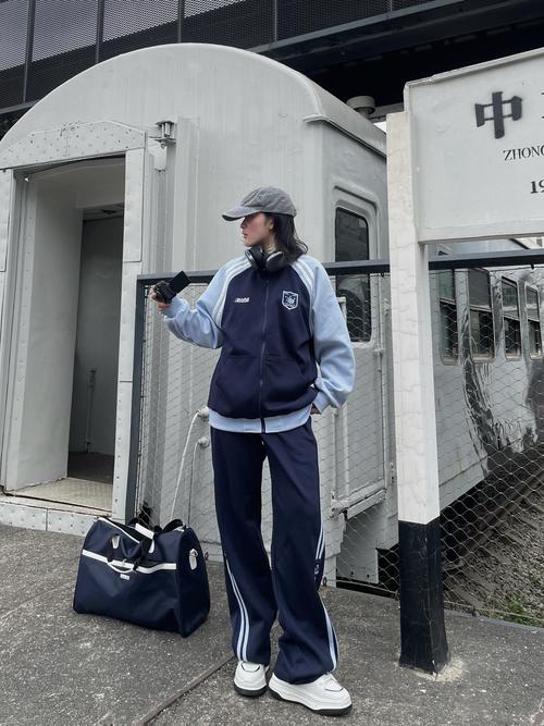 校服运动裤怎么搭配