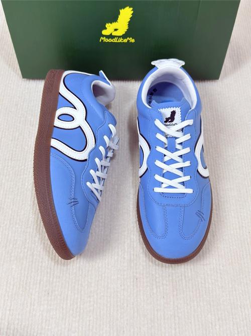 天蓝色的皮鞋怎么搭配