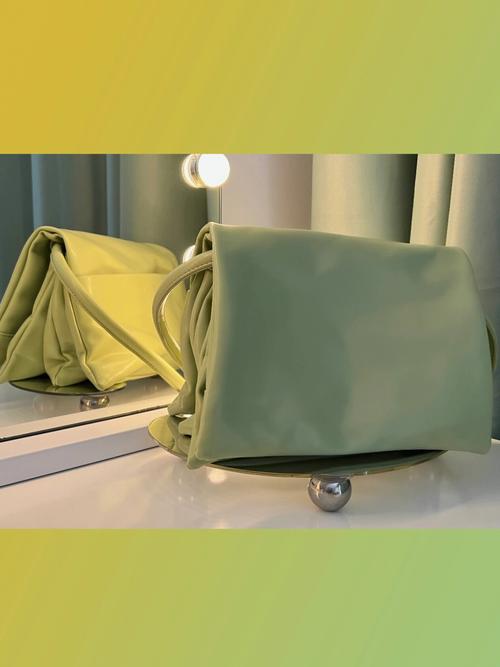 深绿色的包包怎么搭配