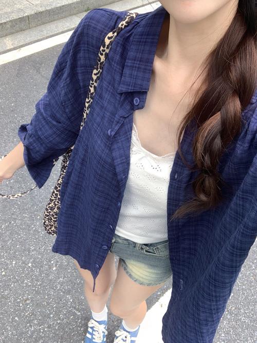 深蓝衬衣怎么搭配