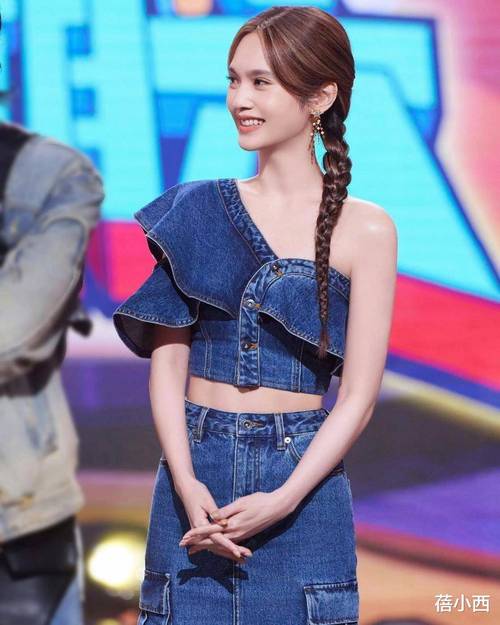 上身马甲下身怎么搭配衣服