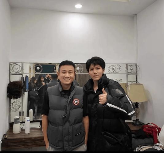 上身马甲下身怎么搭配