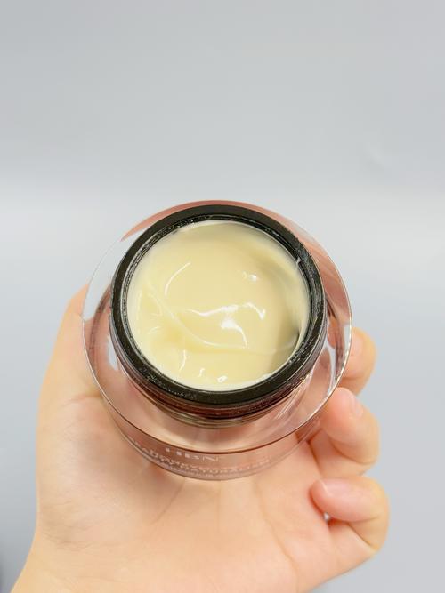 冬天脸干燥擦什么