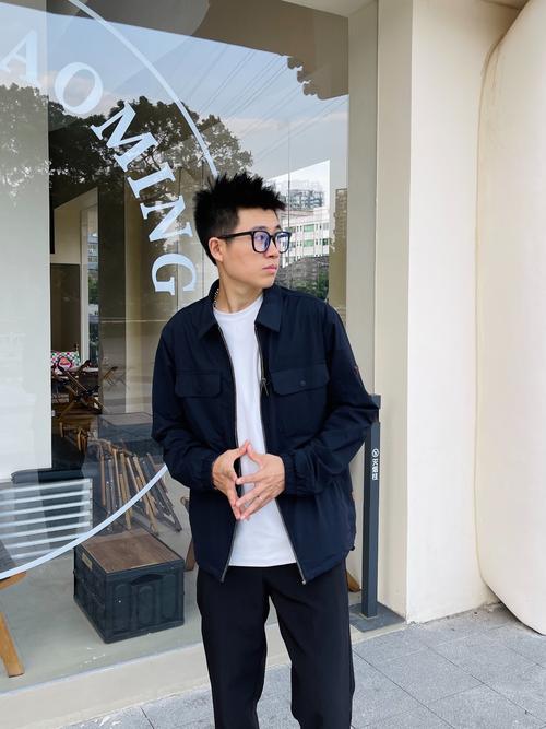 上身夹克怎么搭配衣服