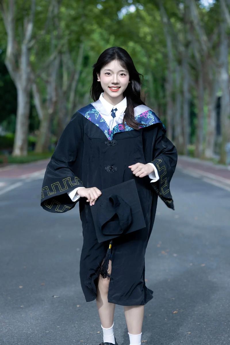 学士服穿什么裤子