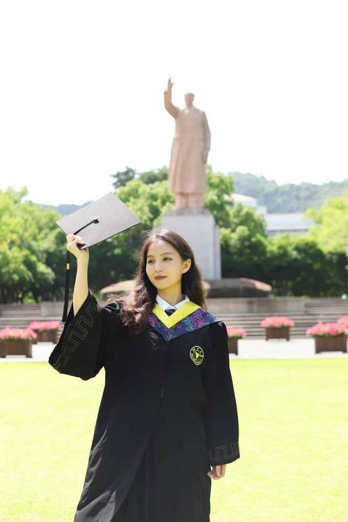 学士服穿什么裤子