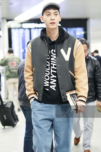 男生棒球牛仔外套怎么搭配裤子好看