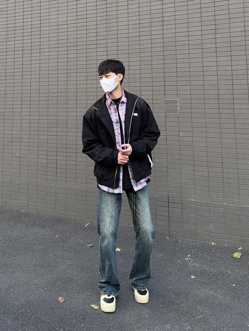 男生棒球牛仔外套怎么搭配裤子