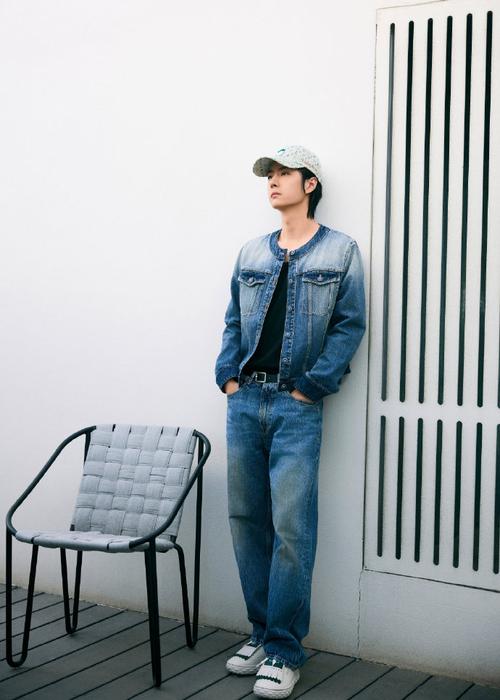 男生棒球牛仔外套怎么搭配裤子