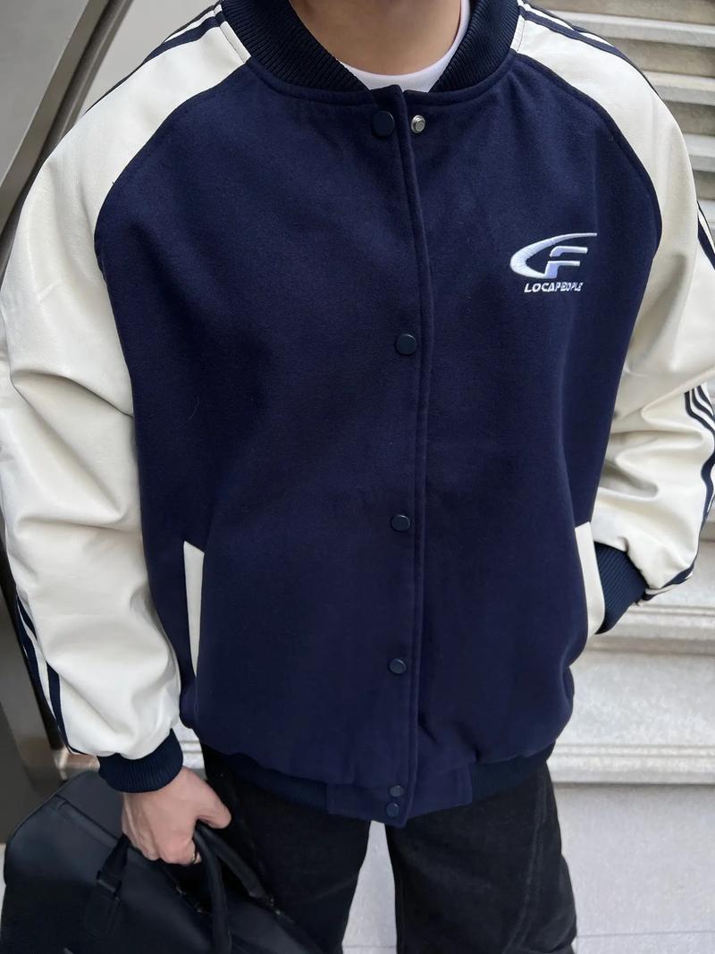 男生棒球牛仔外套怎么搭配