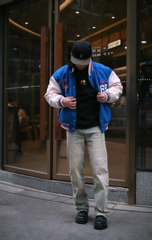男生棒球牛仔外套怎么搭配