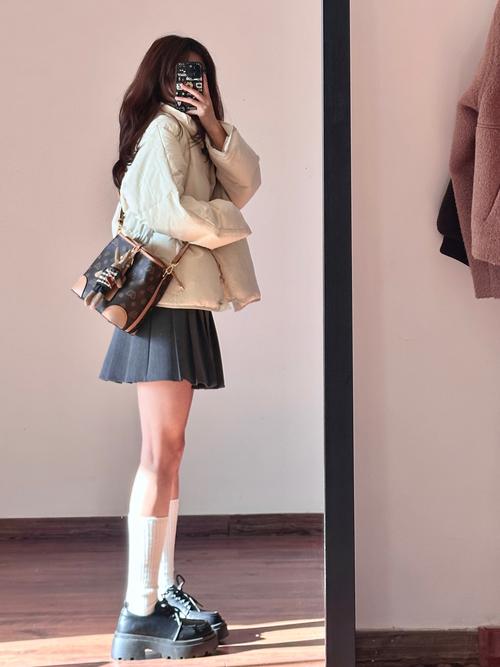 碎花包怎么搭配衣服