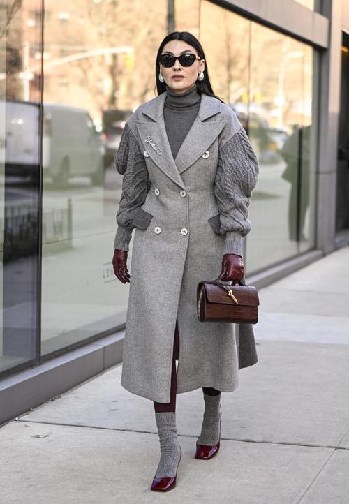 深咖啡色配什么颜色