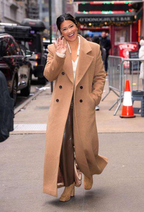 深咖啡色配什么颜色