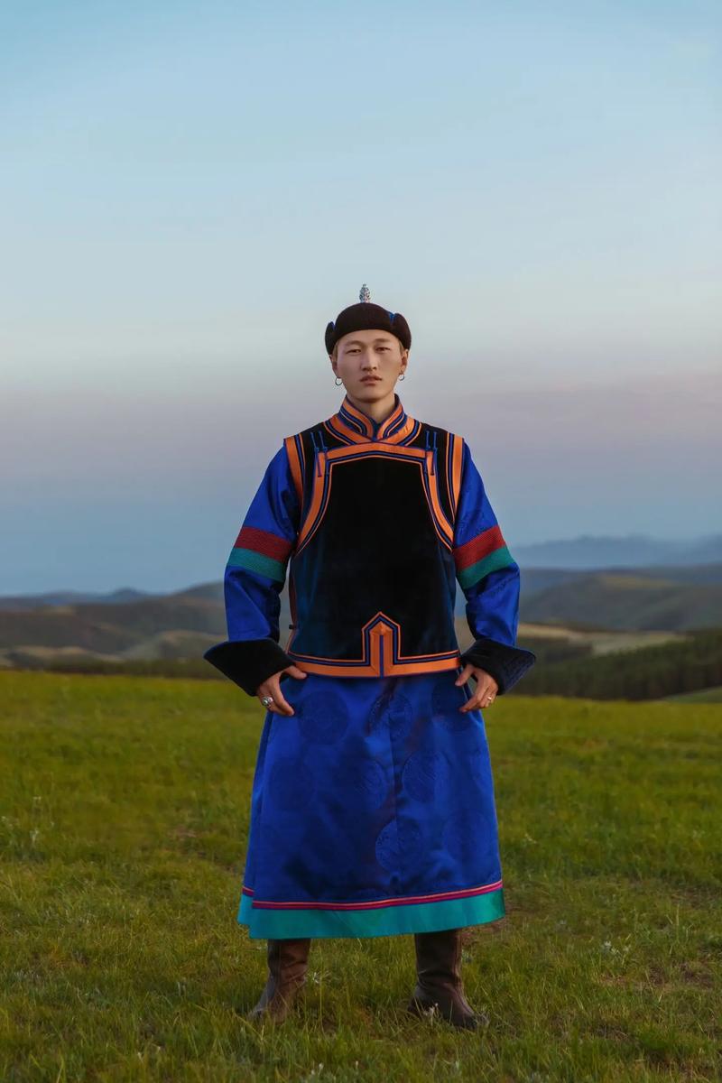 蒙古人穿什么衣服