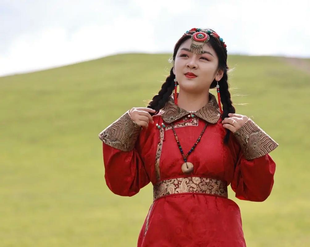 蒙古人穿什么衣服