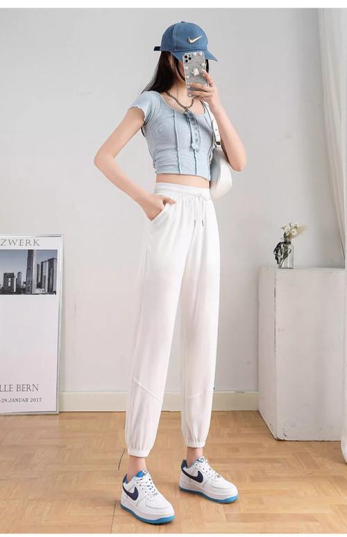 收脚的休闲裤怎么搭配