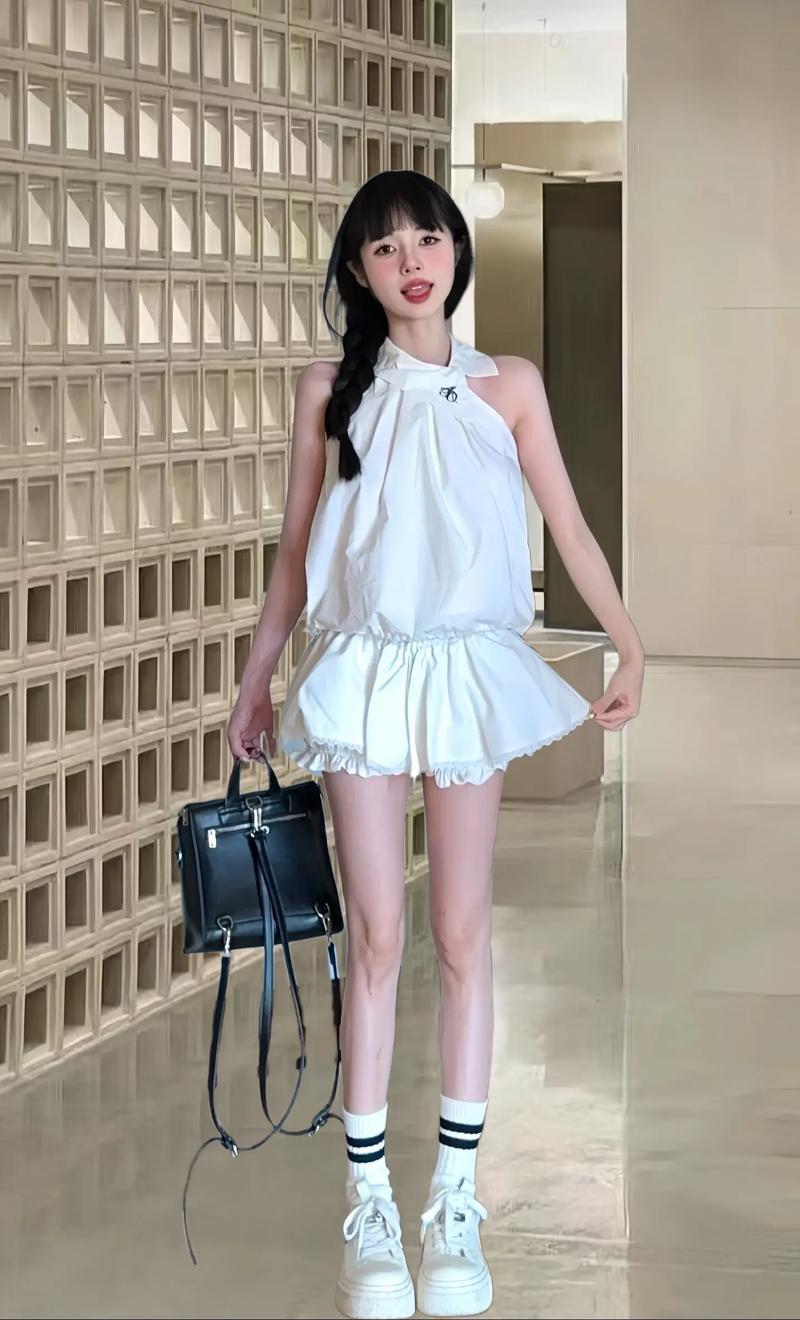 全白的衣服怎么搭配好看